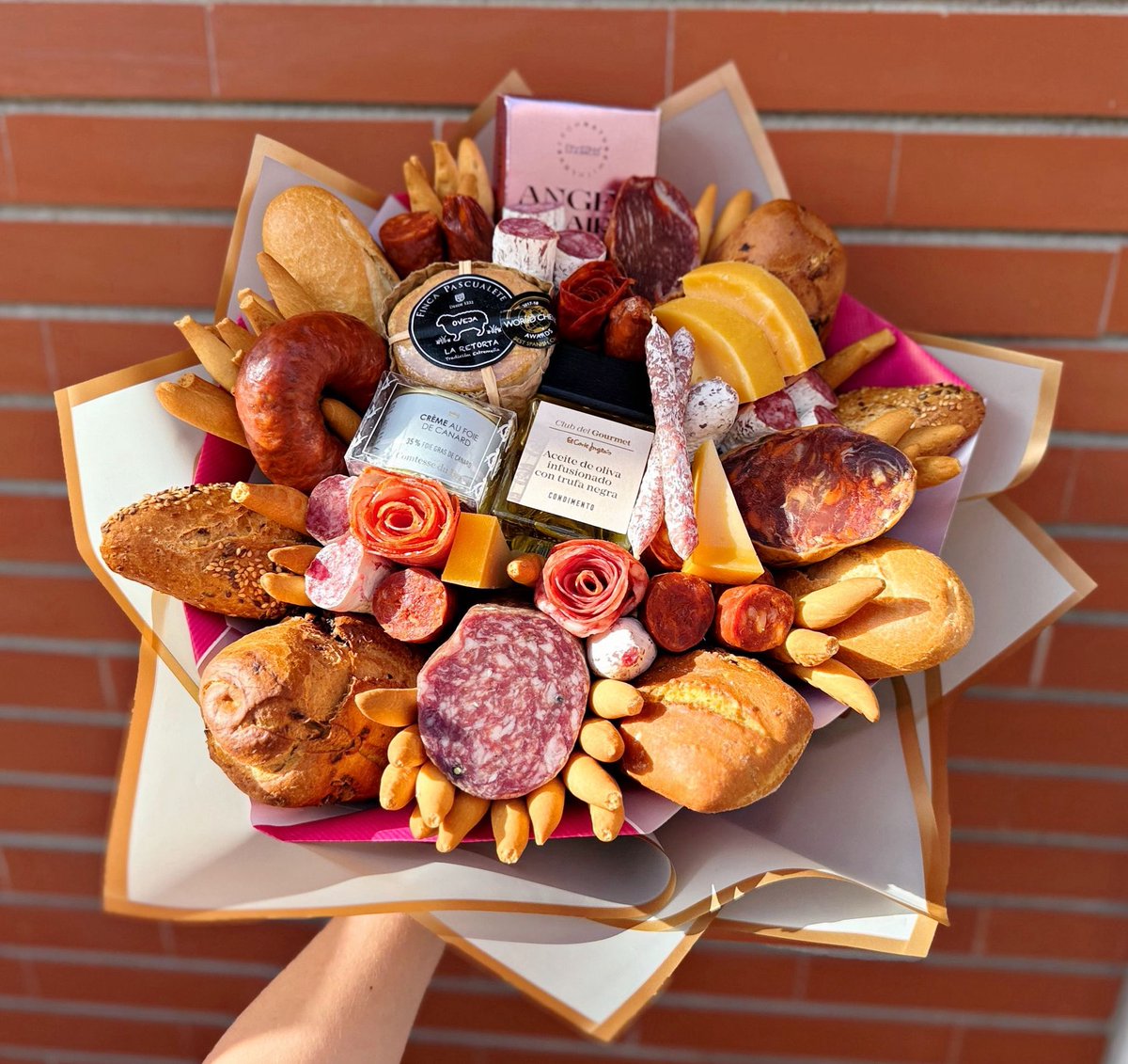 Ramo con embutidos ibéricos y de bellota, con queso, paté y aceite gourmet🤤🫶
Un ramito personalizado, muy rico, bonito y practico 
👉🏼 katusha.es

#ramo comestible #gourmet #ibericos #luxurylifestyle