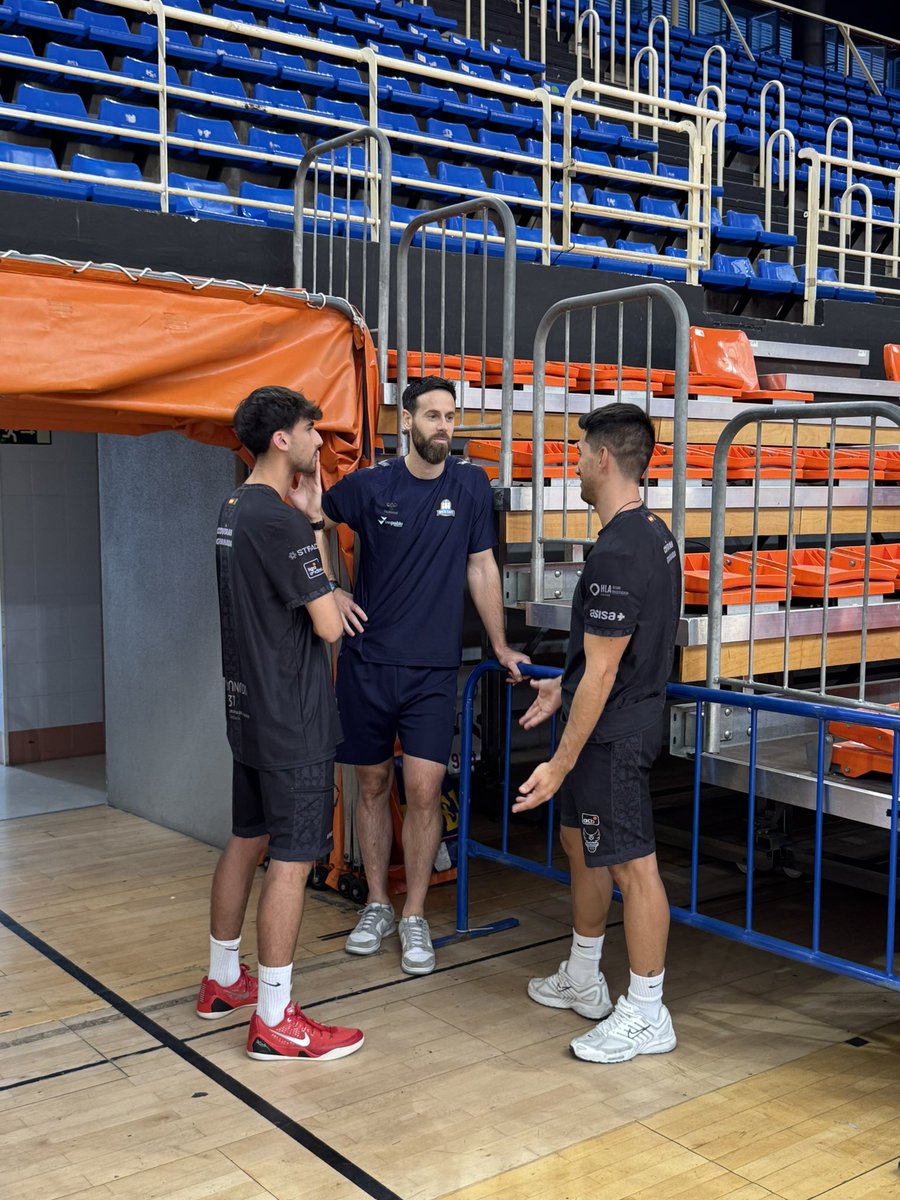 Mucha cara conocida en el duelo de hoy 😉 

#PretemporadaSPB 💙