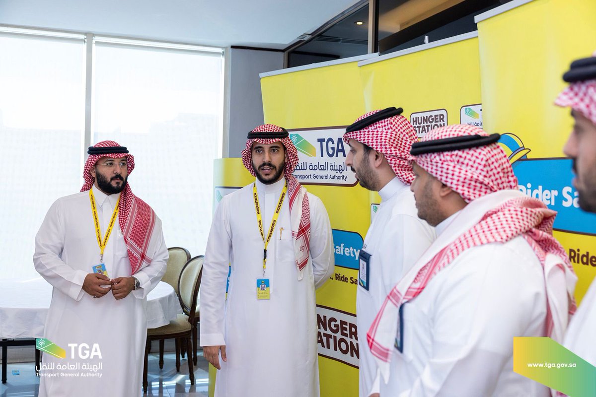 بهدف رفع الوعي وتعزيز السلامة المرورية، 
أقامت شركة "هنقرستيشن"<a href="/HungerStation/">HungerStation | هنقرستيشن</a> 
 ورشة عمل للمناديب في مدينة الجبيل، بحضور عدد من ممثلي #الهيئة_العامة_للنقل_TGA ومشاركة <a href="/Thouq_org/">الجمعية السعودية للذوق العام</a> ، تضمنت الورشة إرشادات القيادة الآمنة، تتبع نمط القيادة عبر التطبيق، توزيع أدوات الحماية الشخصية،