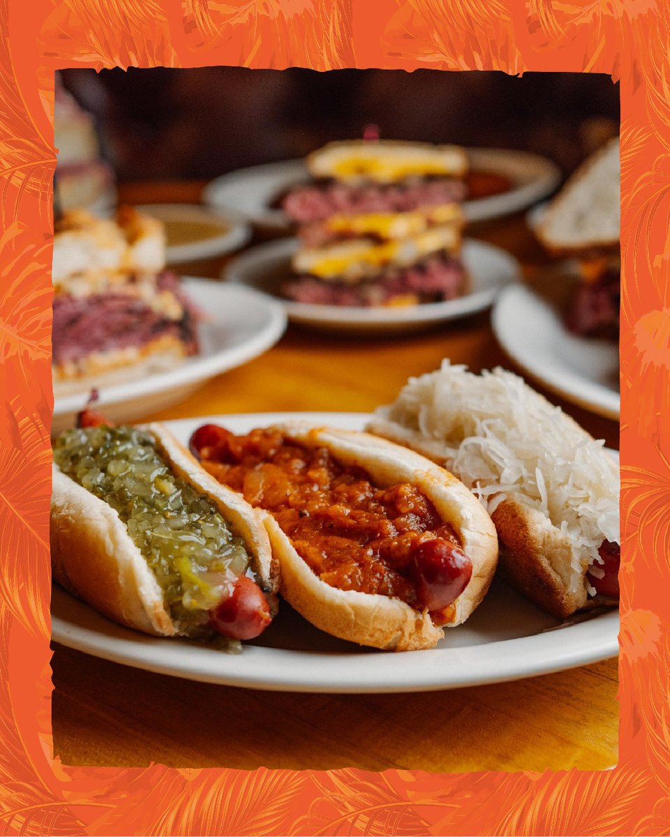 Craving a classic NYC dog? Head over to @sargesdelinyc for that perfect SNAP you’ve been missing! 🌭