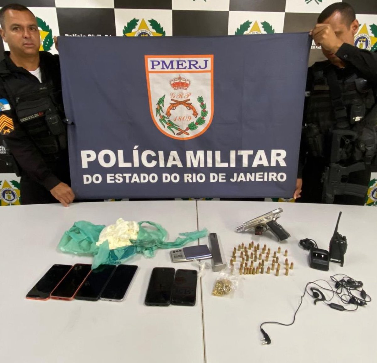 PMERJ's tweet photo. Policiais militares do #8BPM, em conjunto com agentes da #146DP, prenderam o filho de uma liderança do crime organizado em Campos dos Goytacazes. O pai do criminoso, conhecido como Nolita, é considerado perigoso na região. (+) https://t.co/CdwHVqRMhc