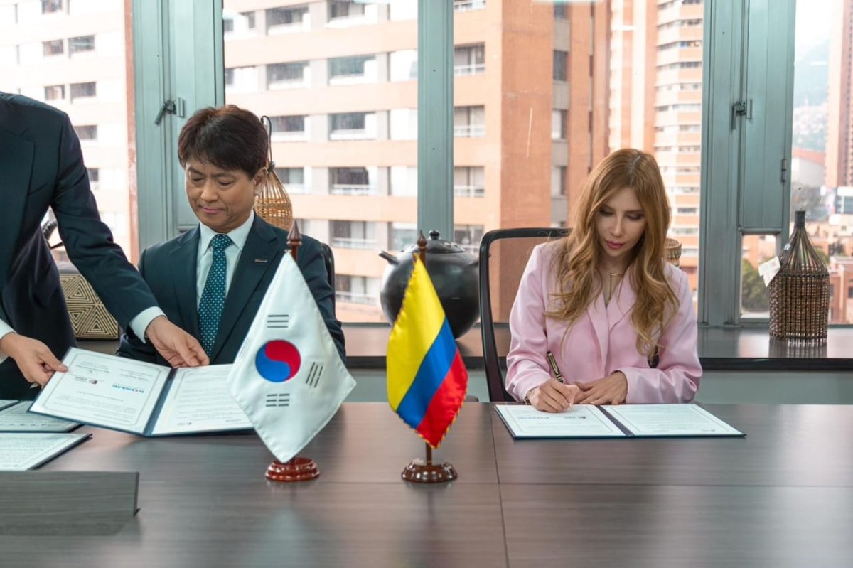 MincomercioCo's tweet photo. #ConDignidadCumplimos | Bajo el liderazgo de la ministra @DianaMoralesR1 e @InnpulsaCol se reafirmó una importante alianza con #KOSME (Corea) y @ITCnews para fortalecer a 100 emprendimientos tecnológicos en todo el país con una inversión de más de 1 millón de dólares. ⬇️ https://t.co/R7yVlBoRrc