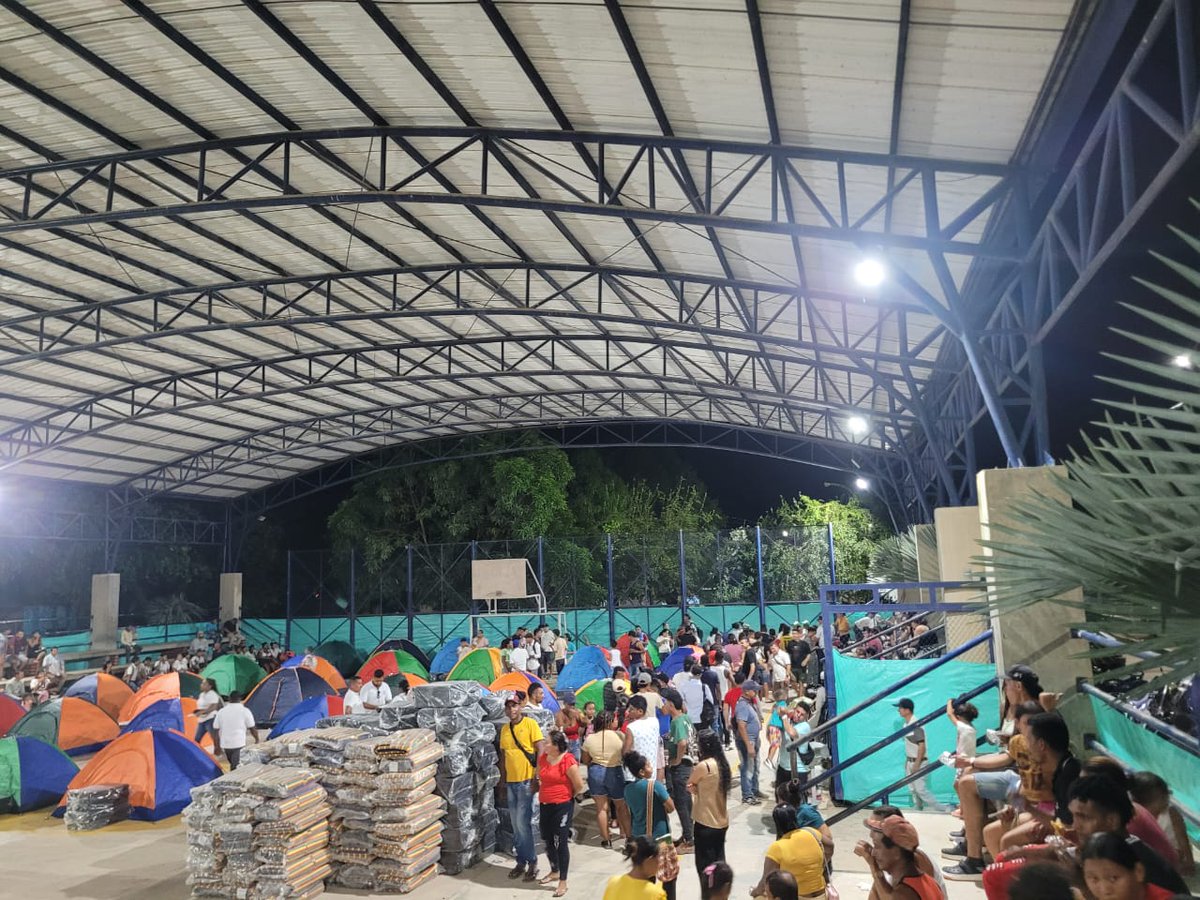 César Jerez (@cesarjerezm) on Twitter photo Crisis de desplazamiento de 1000campesinos y mineros de Arenal lleva 15 días,no da espera.Delegación de los desplazados está en Bogotá gestionando un Plan de Retorno inmediato con acompañamiento institucional. Sres: <a href="/UnidadVictimas/">Unidad para las Víctimas</a> <a href="/DefensoriaCol/">Defensoría del Pueblo</a> <a href="/mindefensa/">Mindefensa</a> <a href="/petrogustavo/">Gustavo Petro</a> actúen! Crisis de desplazamiento de 1000campesinos y mineros de Arenal lleva 15 días,no da espera.Delegación de los desplazados está en Bogotá gestionando un Plan de Retorno inmediato con acompañamiento institucional. Sres: <a href="/UnidadVictimas/">Unidad para las Víctimas</a> <a href="/DefensoriaCol/">Defensoría del Pueblo</a> <a href="/mindefensa/">Mindefensa</a> <a href="/petrogustavo/">Gustavo Petro</a> actúen!