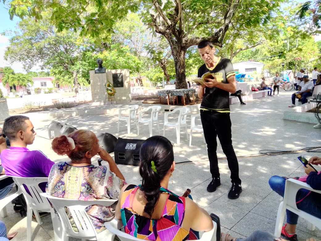 CMKXDigital's tweet image. Comenzó Al Sur está la Poesía en #Pilón
El evento literario Al Sur Está la poesía, en su XXV edición, inició hoy en el parque José Martí del #MunicipoPilón.
✍️📸Annerys Fonseca - periodista de CMKX Radio Bayamo
#Cuba
#CulturaGranma
#ProvinciaGranma
