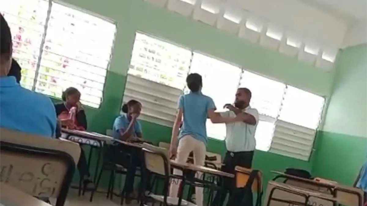 SIN24Horas's tweet image. Causa indignación comportamiento agresivo de una estudiante en el Liceo San José en Restauración 
#NoticiasSIN #Estudiantes #Liceo 

Más detalles en nuestro periódico noticiassin.com

noticiassin.com/directora-hija…
