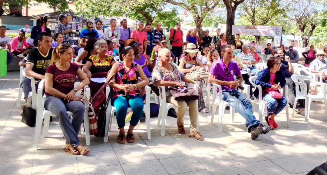 CMKXDigital's tweet image. Comenzó Al Sur está la Poesía en #Pilón
El evento literario Al Sur Está la poesía, en su XXV edición, inició hoy en el parque José Martí del #MunicipoPilón.
✍️📸Annerys Fonseca - periodista de CMKX Radio Bayamo
#Cuba
#CulturaGranma
#ProvinciaGranma