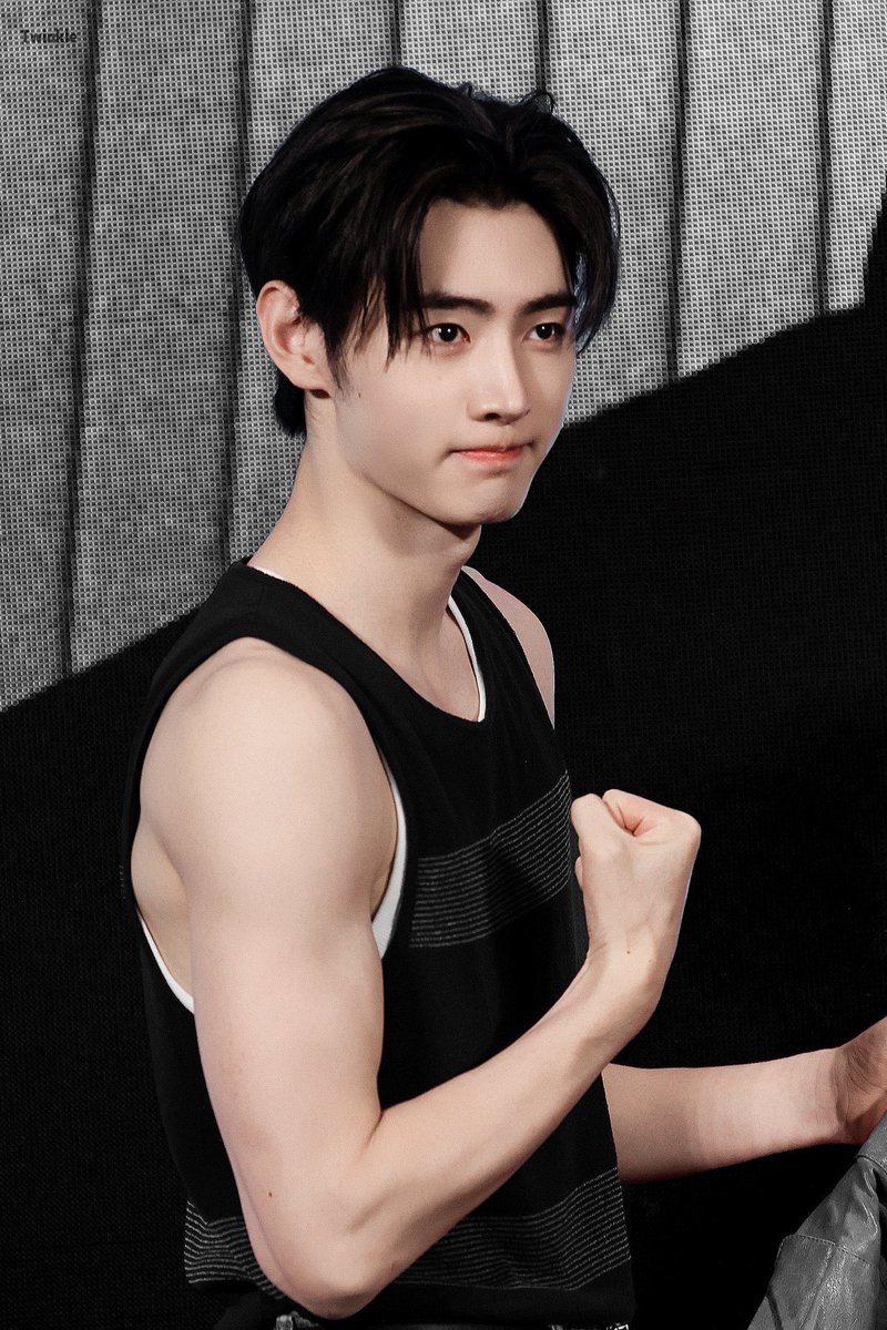 ⠀
‘ไม่เจอตั้งนาน นึกว่ายอมแพ้กับเทนนิสแล้วซะอีก’ คำทักทายจากเพื่อนที่สนามกีฬาในแคมปัสทำเอาลูก้ารีบถอดเสื้อแจ็คเก็ตออกแล้วเบ่งกล้ามแขนอันน่าภาคภูมิใจโชว์

“ฉันหายไปปั้นนี่มาต่างหาก”

#MaplefordCollege
⠀