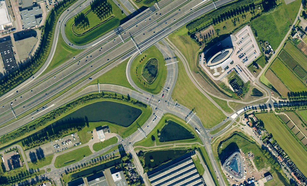 Wegens ongeval is het kruispunt Dierensteinweg / IJsselmondse Randweg  afgesloten. Verkeer staat vast op Dierensteinweg en rondom kruispunt. Naar verwachting gaat dit tot zeker 19.00 uur duren.❗️