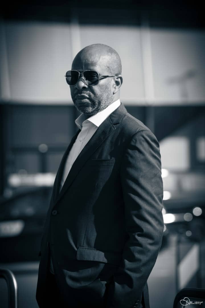 Quand on est fatigué, on se repose…
Quand il est tard, il faut dormir…
Quand il fait noir, je ne sais pas…
Mais quand c’est compliqué, je reste debout.
Je reste toujours debout.
Toujours debout