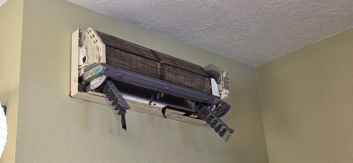 MacAttackHvac's tweet photo. Someone had the bright idea of eliminating their filters. 

It's far cheaper to clean or replace them than to clean the aftermath. https://t.co/hfm9L6SesH