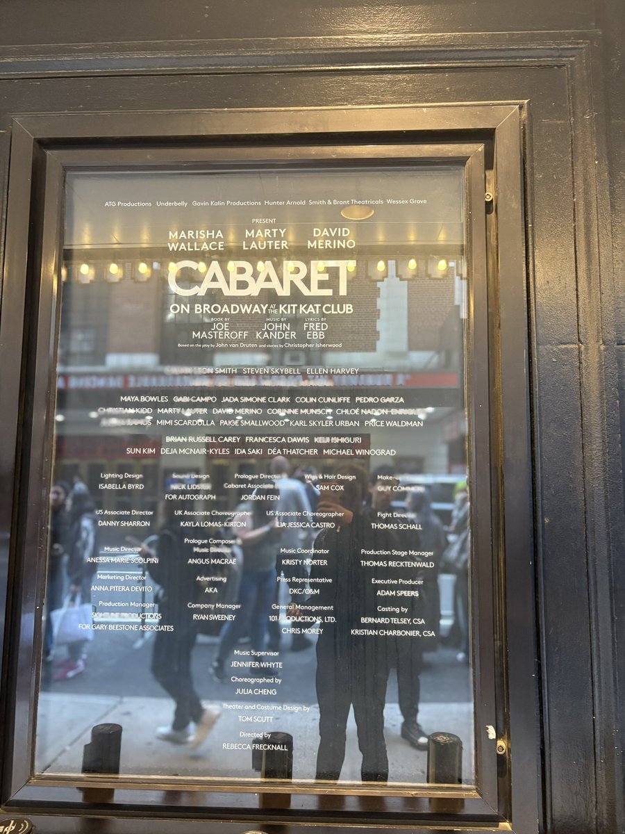 『Cabaret at the Kit Kat Club』

劇場のバックヤードを歩かせたり、30年代のキャバレーに入るワクワク。

MC役の俳優さん 観ていて寒気がするマイム踊りお芝居。
華やかな世界がゆっくりじっくりと壊れていく演出。
かと言って歌と踊りはかなりパワー系‼︎
バランス感覚が見事過ぎな舞台でした。