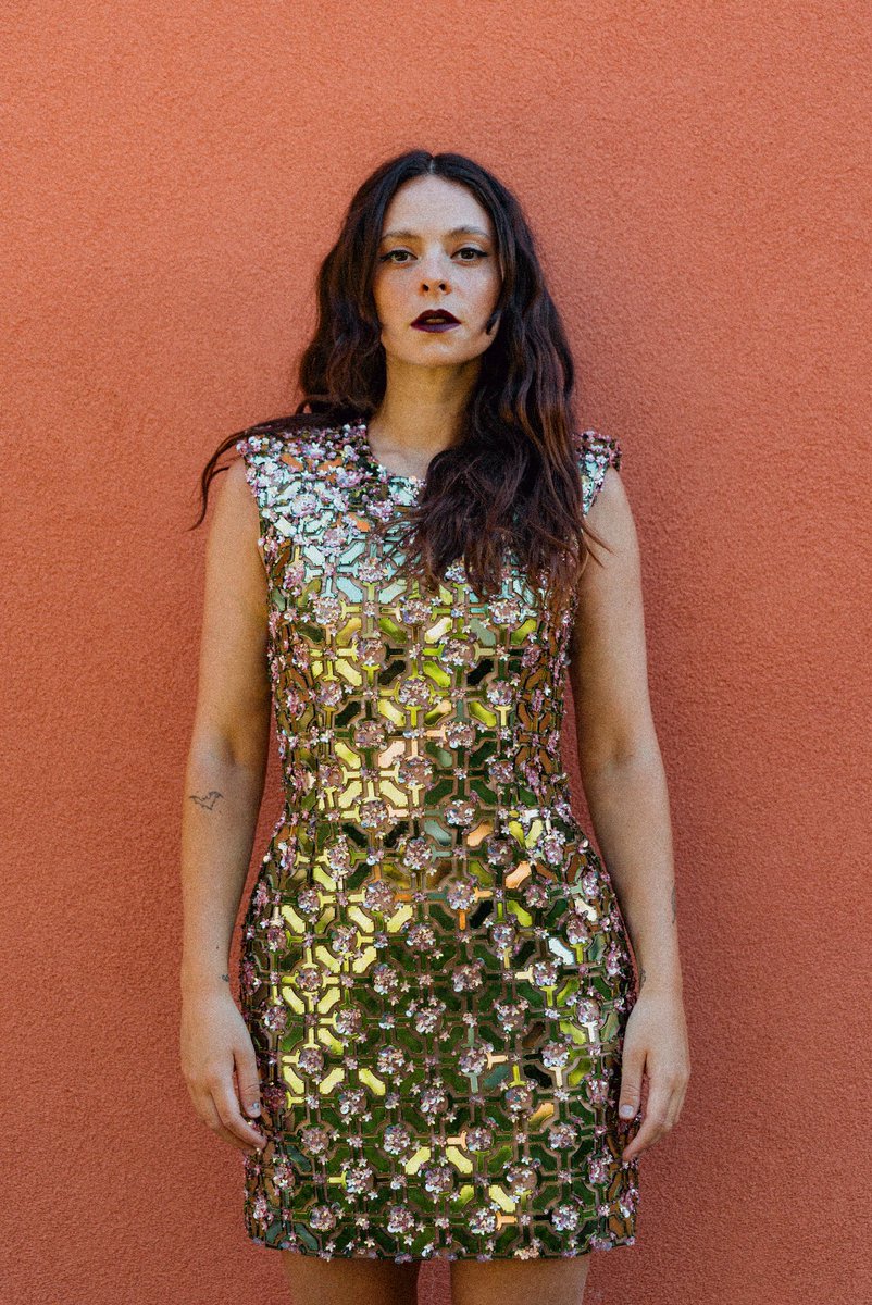 E ritorno alle sere stesi sul marciapiede.
Eravamo noi.
Era così naturale 🪡

È NATURALE feat. Planet Funk fuori a mezzanotte 🍃