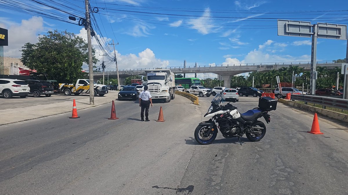#ReporteVial 🚧
Realizamos el cierre total de los carriles laterales del Blvd. Colosio, en dirección al aeropuerto, desde la Av. Kabah, debido a la caída de un poste de energía eléctrica.

👉 La circulación se mantiene de manera normal en los carriles centrales.