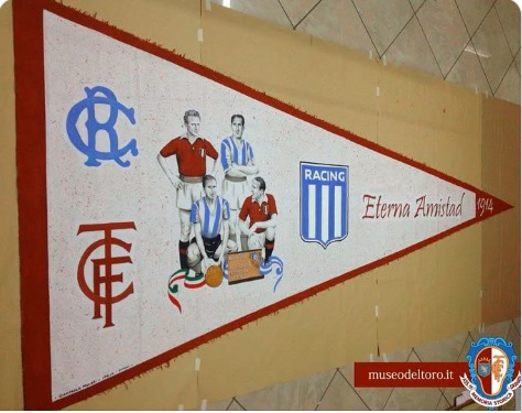 Bandera exhibida en Italia y Argentina. Racing y Torino, recuerdo del amistoso internacional de 1914.
(<a href="/deptohistoriarc/">Investigaciones y Estadísticas Racing Club</a>)