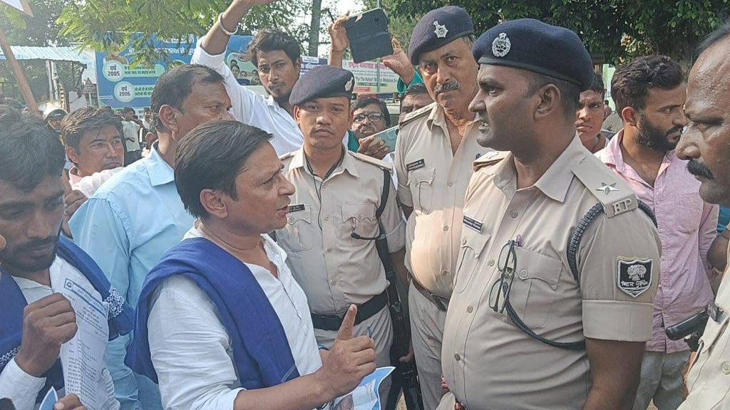 ASP4Bihar_'s tweet image. आज दिनांक 18 सितंबर को जिला मुख्यालय हाजीपुर वैशाली में पुलिस हिरासत में हुए #नसीर_शाह की हुई मौत को इंसाफ दिलाने और 65 निर्दोष मुस्लिम को इंसाफ दिलाने के लिए @AzadSamajParty #Bhimarmy के धरना प्रदर्शन मे शामिल हुआ।
#BheemArmy #AzadSamajParty @BhimArmyChief