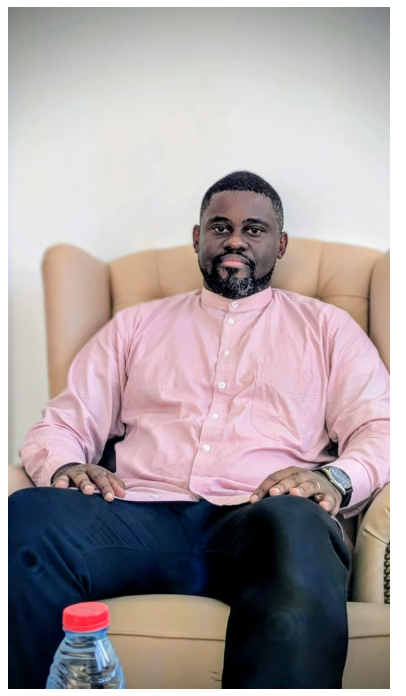 canal2inter's tweet image. [ 🎙️ 𝗖’𝗖𝗼𝗺𝗺𝗲𝗻𝘁 𝗦𝗮𝗶𝘀𝗼𝗻 𝟭𝟯 : 𝘂𝗻 𝗶𝗻𝘃𝗶𝘁𝗲́ 𝗱𝗲 𝗺𝗮𝗿𝗾𝘂𝗲 𝗲𝘀𝘁 𝗹𝗮̀ 🫰🏾! ] 

𝐇𝐢𝐫𝐚𝐦 𝐒𝐚𝐦𝐮𝐞𝐥 𝐈𝐲𝐨𝐝𝐢, candidat du Front Démocratique Camerounais à l&apos;élection présidentielle 2025, est déjà dans nos locaux à Canal 2 International.