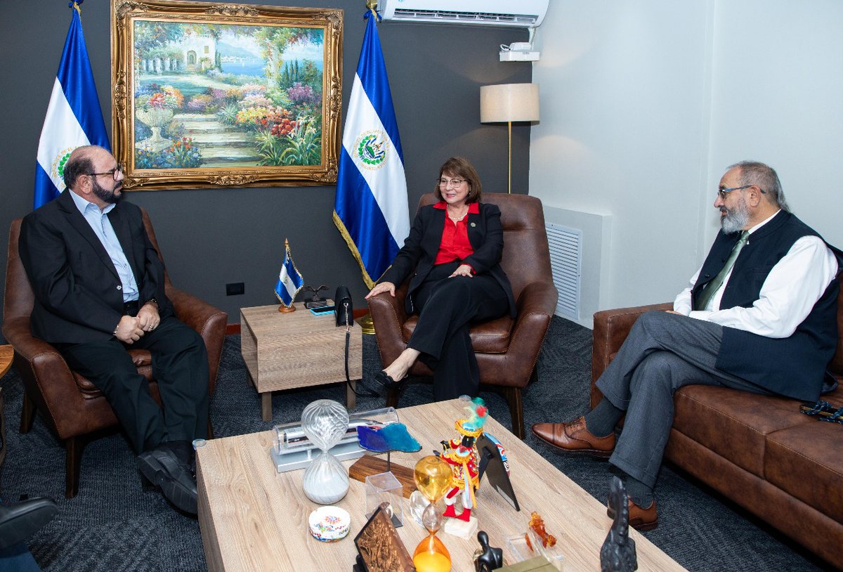 PNUD El Salvador (@pnudsv) on Twitter photo Explorar oportunidades para la reactivación económica de #ElSalvador fue el eje de nuestro encuentro con el Secretario de <a href="/SComercioSV/">Secretaría de Comercio e Inversiones</a>, Miguel Kattan.
Fortalecemos alianzas, impulsamos innovación y promovemos soluciones para construir un país con más oportunidades🤝
#50AñosPNUDSV Explorar oportunidades para la reactivación económica de #ElSalvador fue el eje de nuestro encuentro con el Secretario de <a href="/SComercioSV/">Secretaría de Comercio e Inversiones</a>, Miguel Kattan.
Fortalecemos alianzas, impulsamos innovación y promovemos soluciones para construir un país con más oportunidades🤝
#50AñosPNUDSV
