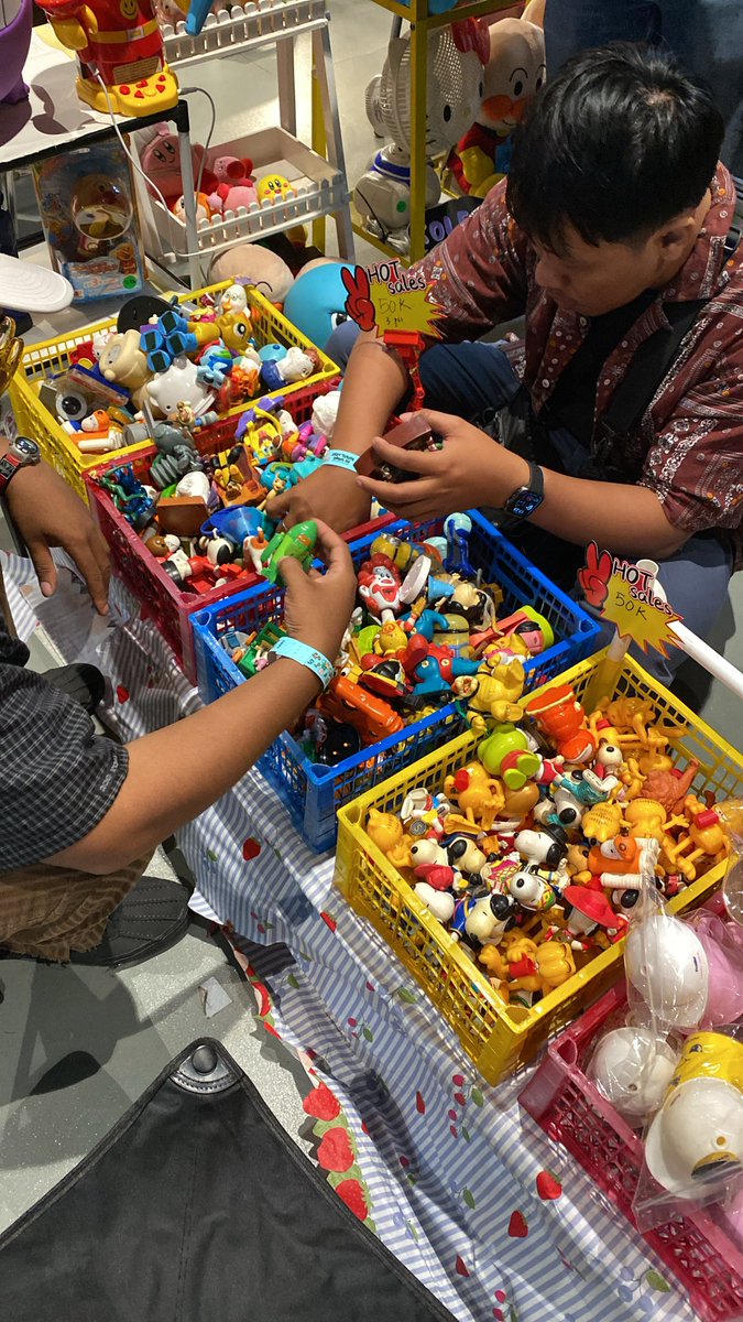 msyaidarnp's tweet photo. beberapa kehidupan gonjang ganjing di jkt : https://t.co/ybLVgippyA