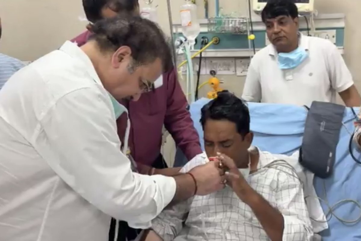 SMS अस्पताल पहुँच कर संघर्षशील नेता नरेश मीणा को जल त्याग करने से रोका, आम जन के लिए संघर्ष करने वाले व्यक्ति की जान कीमती है ……
