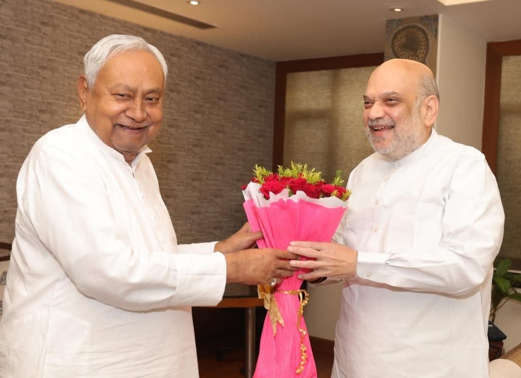 पटना स्थित होटल मौर्या में माननीय मुख्यमंत्री श्री नीतीश कुमार जी ने माननीय केन्द्रीय गृहमंत्री श्री अमित शाह जी से शिष्टाचार मुलाकात की।

#AmitShah 
#NitishKumar