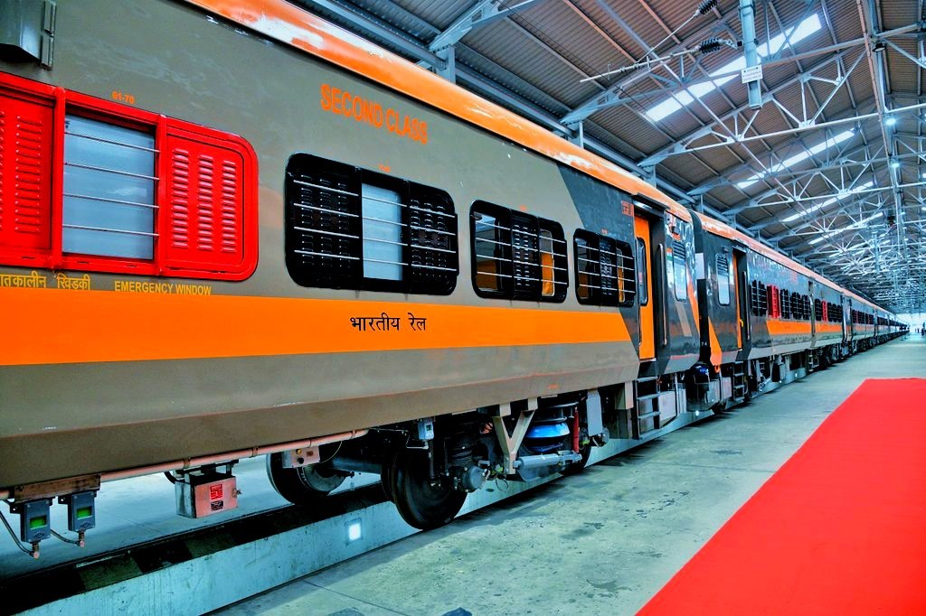 TechAnsuman's tweet image. Soon on Tracks!

2 #VandeBharatExpress connecting #Jodhpur &amp;amp; #Bikaner with #Delhi - Tentative flag-off on 25 Sept

1 #AmritBharatExpress linking #Surat (Udhna) to #Brahmapur -Tentative flag-off on 27 Sept

Both are expected to be flagged off by PM @narendramodi

 #IndianRailways