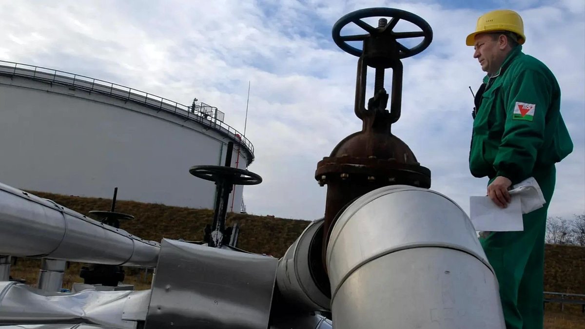 ❗Slovakia &amp; Hungary insist they cannot reduce Russian oil and gas imports without viable alternatives. Both countries signaled they will resist U.S. pressure until new supply routes and infrastructure are established. Slovak minister Denisa Saková warned that without such
