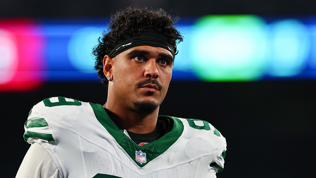AroundTheNFL's tweet photo. Chargers signing LB Rashad Weaver to practice squad, per @TomPelissero 

https://t.co/gRocGAd4ef https://t.co/KT50So1Hd4