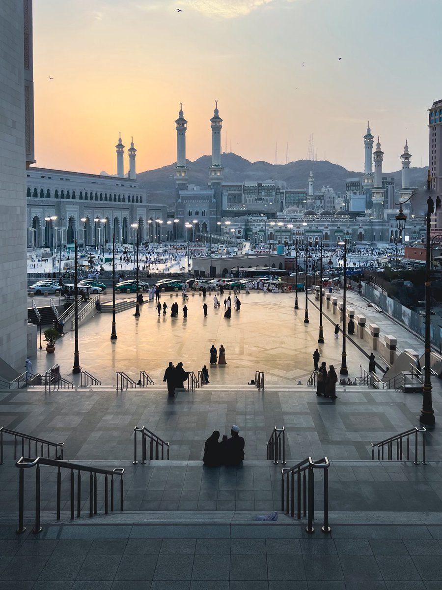 اللهمَّ اكفِنِي بحلالِكَ عن حرَامِكَ وأغْنِنِي بفَضْلِكَ عمَّن سواكَ .