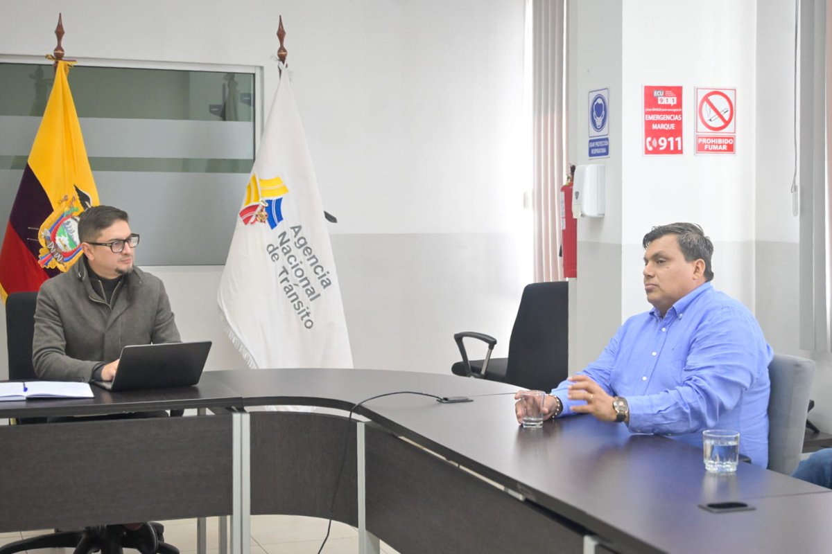 ANT_ECUADOR's tweet photo. 🚦Confianza y transparencia son la base de nuestros acuerdos con los gremios del transporte. 

En mesa de trabajo, los Transportistas Urbanos de la provincia de Esmeraldas se comprometieron a dialogar con el Gobierno.

Juntos, construimos un Nuevo Ecuador más justo.

#ANTEnAcción https://t.co/KgcxoenquP
