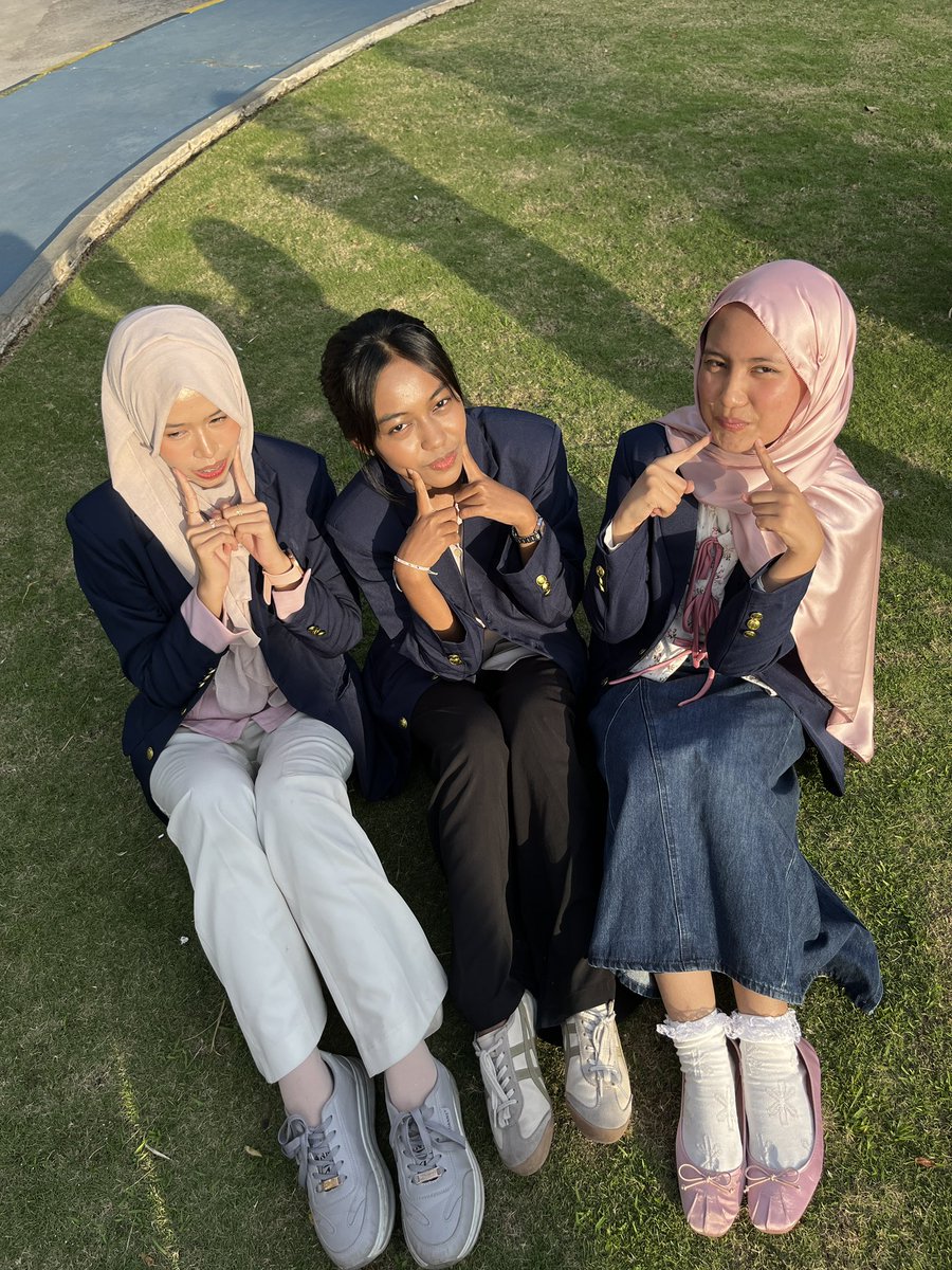 29fairry's tweet image. my college life so far :p — praktikum, laprak, &amp;amp; take a pict after nugas osjur foto sama 1 1 di angkatan📋🔬👩‍🔬