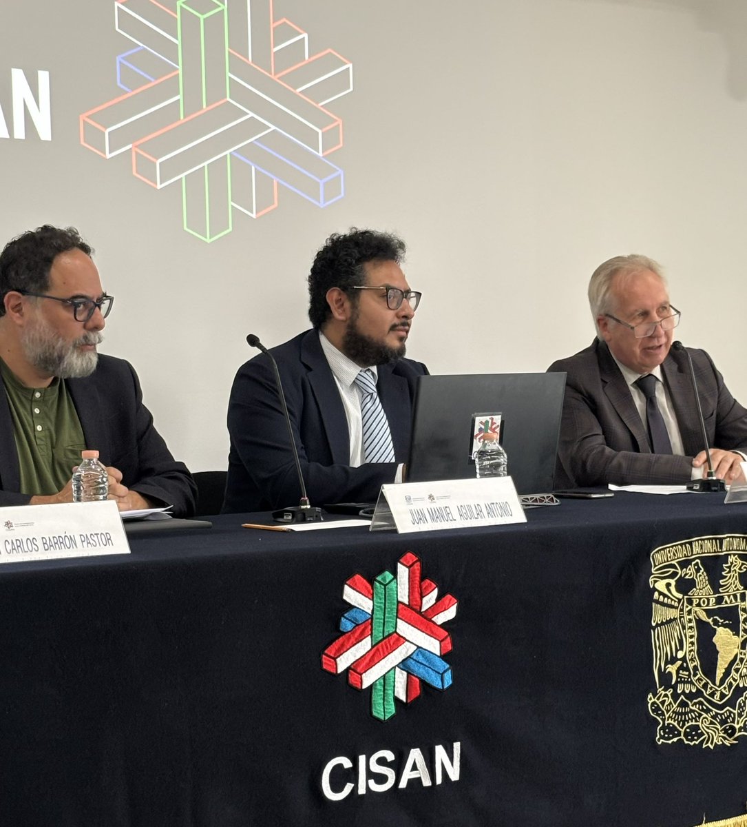 kasmexiko's tweet image. Damos la bienvenida al evento “Amenazas híbridas y las guerras del futuro – ¿amenazas para la democracia mexicana?”. 

Un espacio para reflexionar sobre los desafíos que enfrentan los países y la democracia ante escenarios de conflicto no convencional. 

#KAS4Security #TSD2025