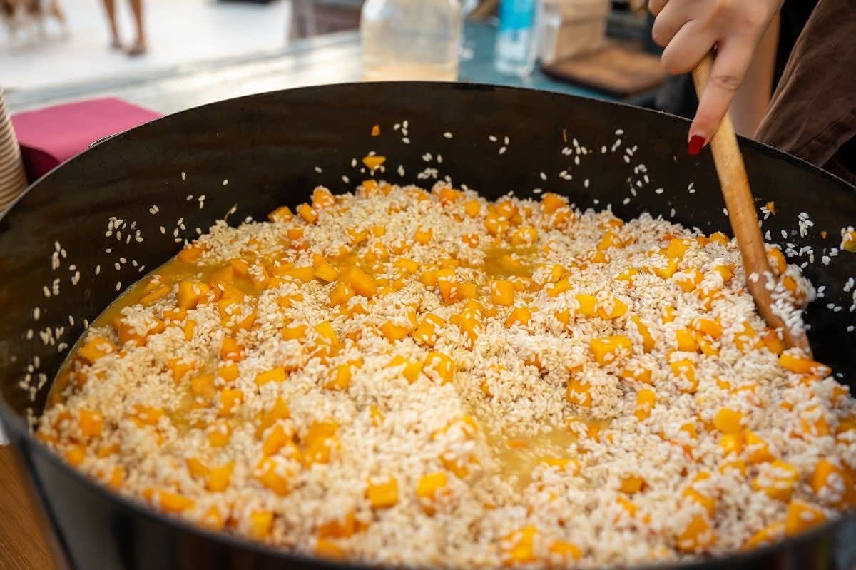 📰 Ги отвораме вратите на традиционалните простори за извоз на кочанскиот ориз!

🌇 Во Скрадин (Р.Хрватска) на Фестивалот на рижото потпишавме Повелба за соработка помеѓу Кочани и Скрадин, документ кој отвора врати за ново пријателство, туризам и културна размена. 🇲🇰🤝🇭🇷

🌾