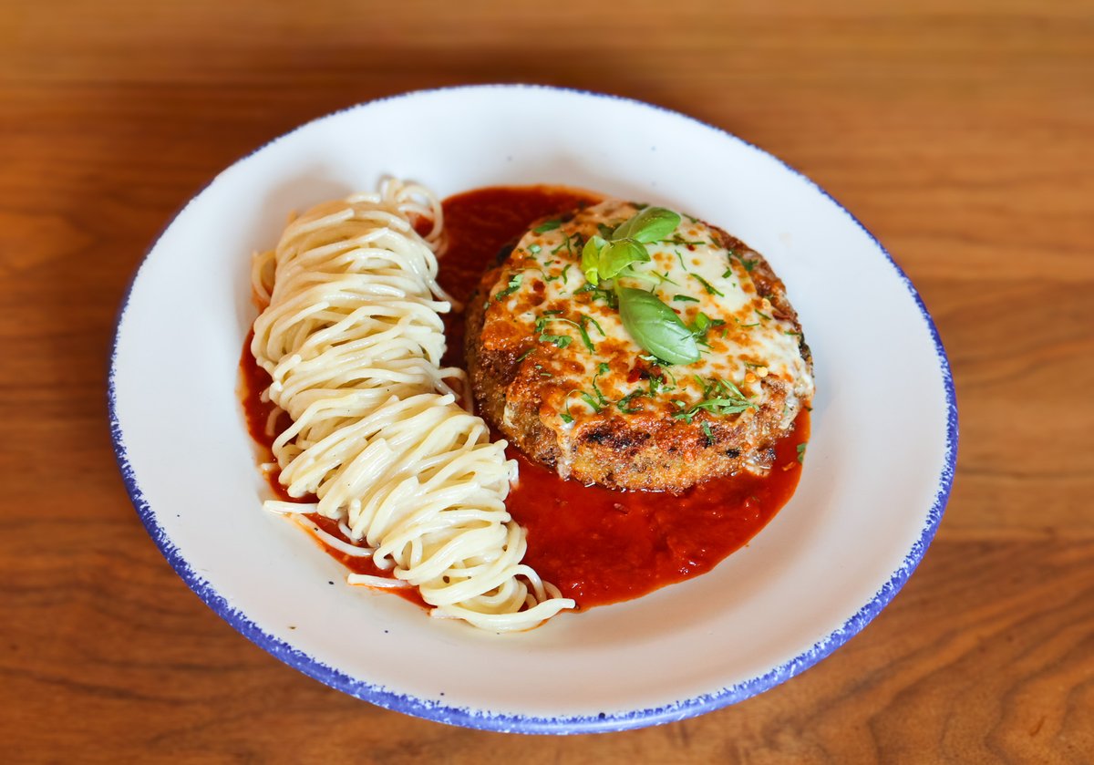 Our Chicken Parm “Florentine” isn’t just a favorite—it’s a glow-up. Stuffed with Fontina + spinach and plated with housemade spaghetti + tomato sauce, it’s comfort food with style. 🍝✨