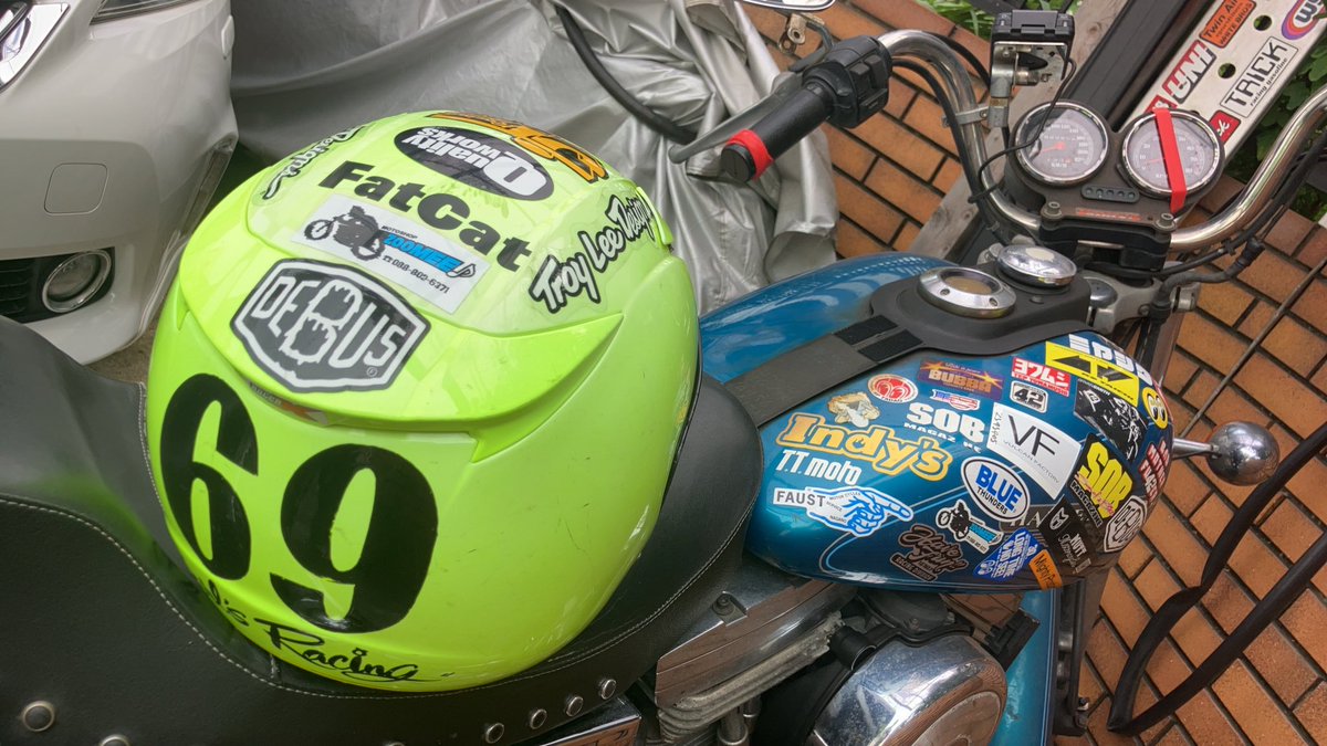 SHOGOtheSOB's tweet photo. 25年も���ってるのに、乗るたんびにウキウキするてのわなんなんだろ。
上手なヒトたちは、重たい、遅い、曲がらない、止まらないと非難するヤツなのに。
それはアンタが単純でバイク馬鹿だからだよーんって、あ、そーか。せんべー。
#fxds-c #1994fxdsc #secondhand https://t.co/hOvi4X1S5v