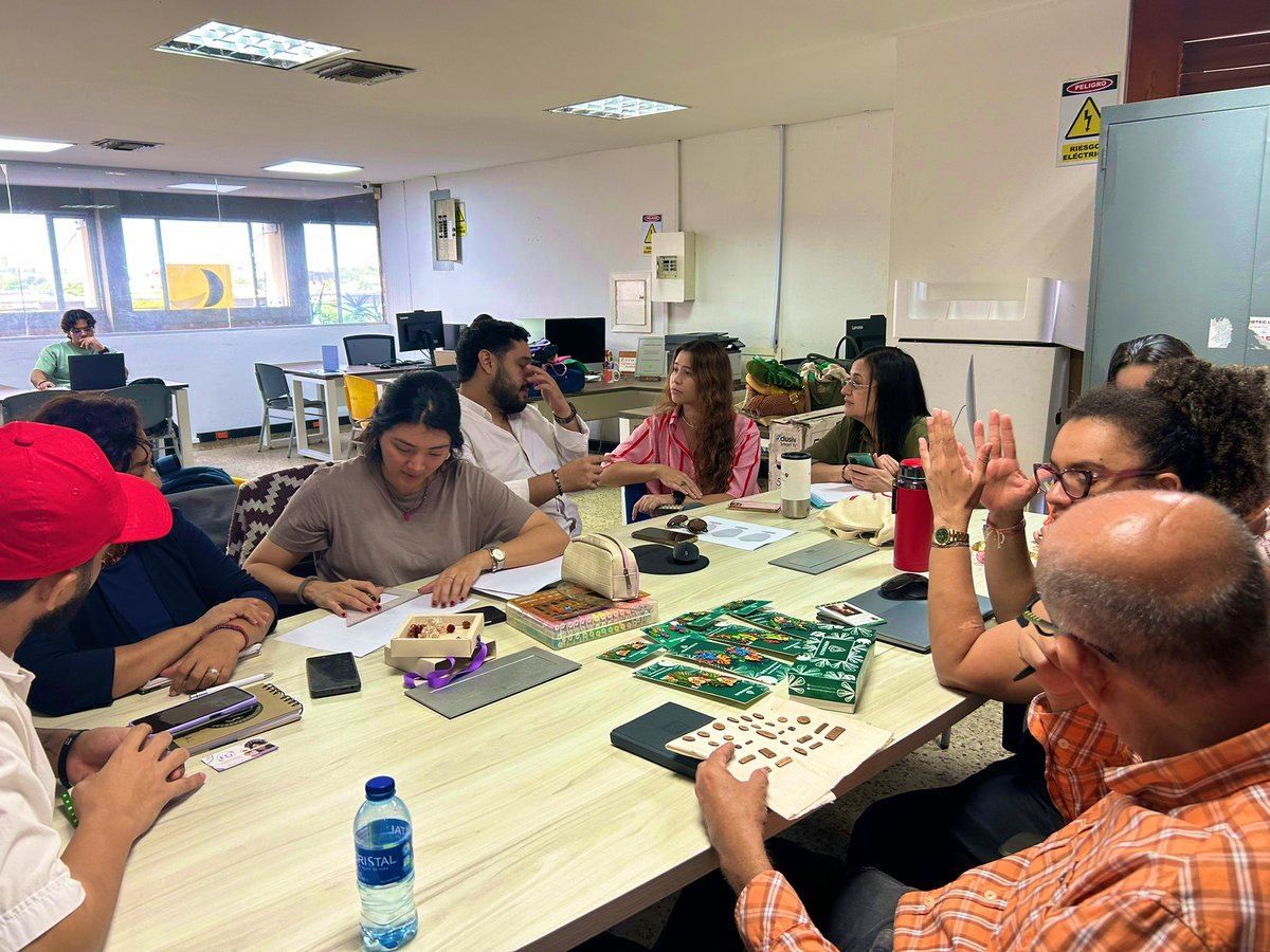 🧵✨ Iniciamos la mesa de trabajo con nuestros emprendedores artesanos, dando vida a nuevas ideas y creaciones que brillarán en Ixel Moda. 🌿🎨 ¡Talento local que se transforma en tendencia global! 💛 #ArtesaníasQueInspiran #AtlánticoEmprende #Tesorosdelatlantico