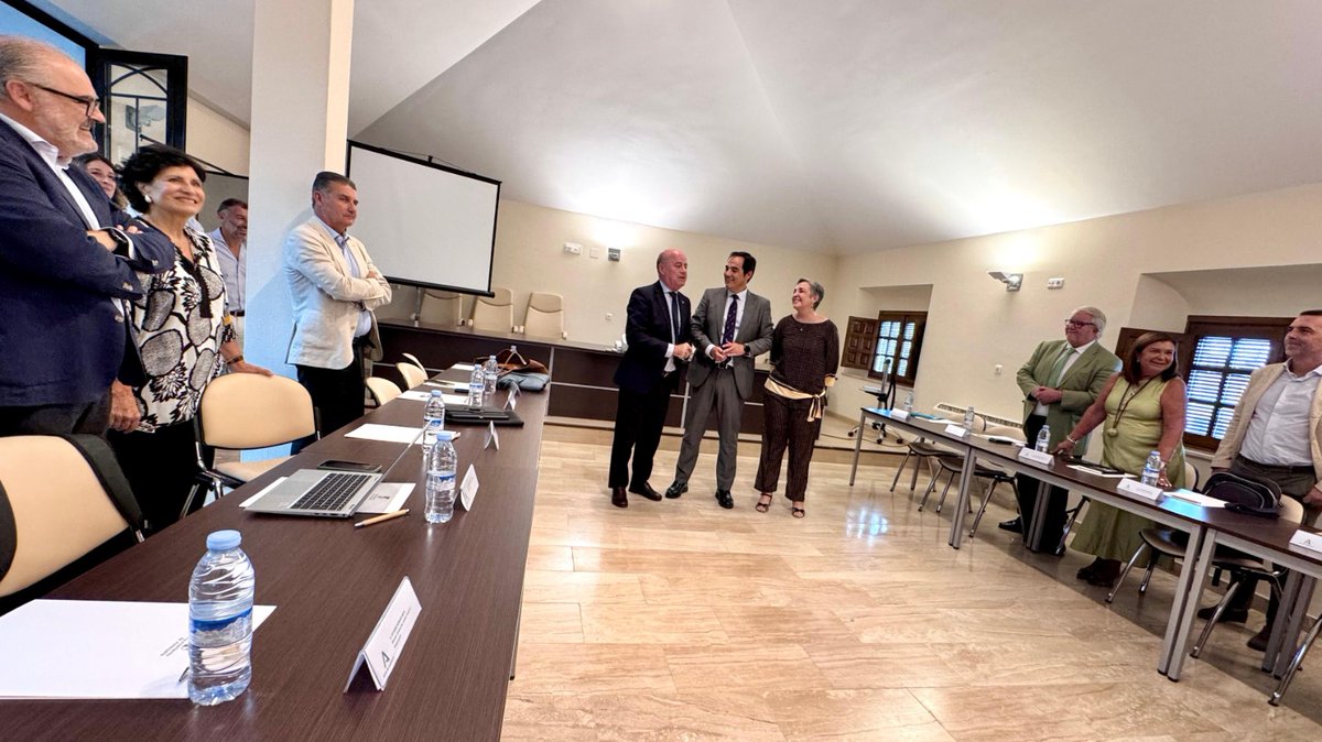 📅El consejero José Antonio Nieto preside en Antequera la reunión del Comité de dirección ampliado para planificar el nuevo curso político.

💼Destacan proyectos como la Estrategia frente al desafío demográfico, la reforma judicial y la modernización de la Administración Pública.