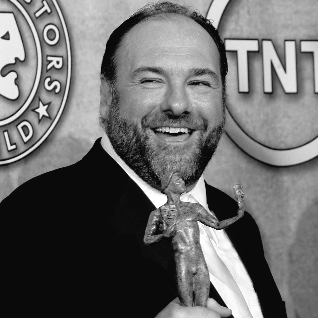 🎦| يصادف اليوم ميلاد الأيقونة الراحلة، عرّاب التلفاز جيمس غاندولفيني ، الذي قدم لنا شخصية 'توني سوبرانو' من مسلسل [ The Sopranos ] أحد أكثر الشخصيات تأثيرًا على التلفاز و من أعظمها على الإطلاق.