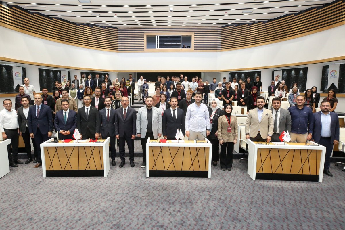 MustafaKavus's tweet photo. Gençlerimizin enerjisi ve vizyonu, Meram’ımızın geleceğini planlarken bizlere büyük güç oluyor.

Meram Belediyesi Gençlik Meclisimizin Olağan Genel Kurulu’nu gerçekleştirdik.

Bugüne kadar gençlik meclisimizde görev alarak emek veren tüm başkanlarımıza ve üyelerimize teşekkür ediyor, yeniden gençlik meclisi başkanlığına seçilen Abdulkahar Karaçay ve yönetimindeki kardeşlerimizi tebrik ediyorum.