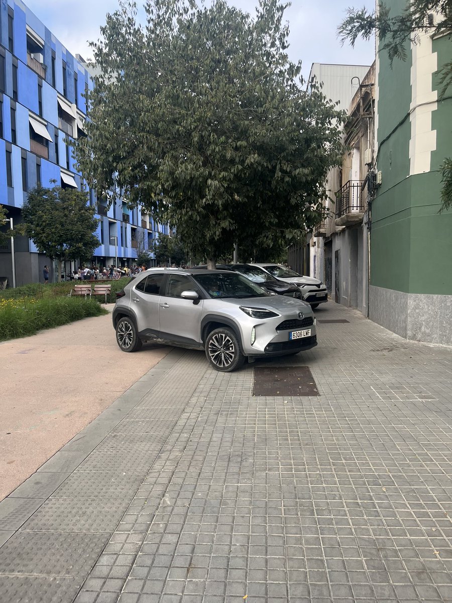 es4one's tweet photo. Lo de que la Superilla s’acabi convertint en el Parking dels pares pijos que recullen als fills d’anglès no ho havia vist venir. Pensa fer algo @GUBBarcelona ? https://t.co/EUQy2Sjl9Z