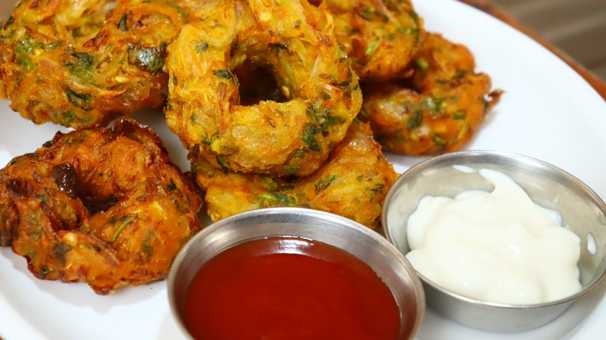 DeliciousBhojan's tweet photo. onion donut recipe 😍😋🤤 https://t.co/j4QfkpUSZp https://t.co/N0avbijoDM