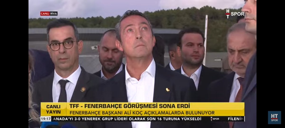 Basın açıklaması sırasında yüksek sesli ezan sonrası Ali Koç un "Beni mi sınıyosun Allahım bakışı" 😀