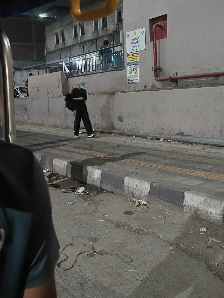 harinder_mt's tweet photo. 9:30 ke baad Jangipur metro Mai kuch auto risk wale public ko auto mai bethne nhi dete hai @DelhiPolice @BJP4Delhi 

Need to help Delhi police 
Thanks https://t.co/PzSomohqYh