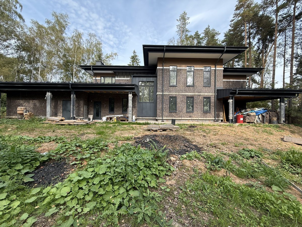 BrickBuild77's tweet photo. Фасад дома максимально приближен к стилю Райта, особенно это подчёркивают необычный клинкерный кирпич и многоуровневая кровля.

#райт #FrankLloydWright https://t.co/GSq9mRoLsm