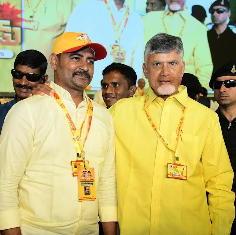 BangaloreTDP's tweet photo. తెలుగుదేశం పార్టీ ఆంధ్రప్రదేశ్‌లోని దేవాలయాల బోర్డులకు ఛైర్మన్లను నియమించడంతో పాటు, ఇతర రాష్ట్రాలలో టీటీడీ లోకల్‌ అడ్వైజరీ కమిటీలకు ప్రెసిడెంట్లను నియమించిన సందర్భంగా…
బెంగళూరు టీడీపీ ఫోరం వ్యవస్థాపకులు శ్రీ కనకమేడల వీరాంజనేయులు గారిని బెంగళూరు టీటీడీ లోకల్‌ అడ్వైజరీ కమిటీ ప్రెసిడెంట్‌గా నియమించడం పట్ల ఆయన హృదయపూర్వక ధన్యవాదాలు తెలిపారు.

ఈ సందర్భంగా ఆయన మాట్లాడుతూ –
“నన్ను ఈ గౌరవప్రదమైన పదవికి నియమించినందుకు ఆంధ్రప్రదేశ్ ముఖ్యమంత్రి గౌరవనీయులు శ్రీ నారా చంద్రబాబు నాయుడు గారికి , యువనేత శ్రీ నారా లోకేష్‌ గారికి,  తెలుగుదేశం పార్టీ రాష్ట్ర అధ్యక్షులు శ్రీ పల్లా శ్రీనివాసరావు గారికి ,అలాగే  బెంగళూరు టీడీపీ ఫోరంను సమన్వయపరుస్తున్న గౌరవనీయులైన ఎమ్మెల్సీలు శ్రీ కంచర్ల శ్రీకాంత్ గారికి , శ్రీ భూమిరెడ్డి రాంగోపాల్ రెడ్డి గారికి మరియు ఫోరం కుటుంబ సభ్యులకు నా హృదయపూర్వక ధన్యవాదాలు తెలియజేస్తున్నాను. 
ఈ బాధ్యతను నిబద్ధతతో నిర్వర్తిస్తూ, పార్టీ ఆశయాలను, ఆధ్యాత్మిక సేవా కార్యక్రమాలను మరింత ముందుకు తీసుకువెళ్తాను అని తెలియచేసారు .

బెంగళూరు టీడీపీ ఫోరం.
#TeamBTF 
#BangaloreTDPForum 
@Pallasrinivas4u