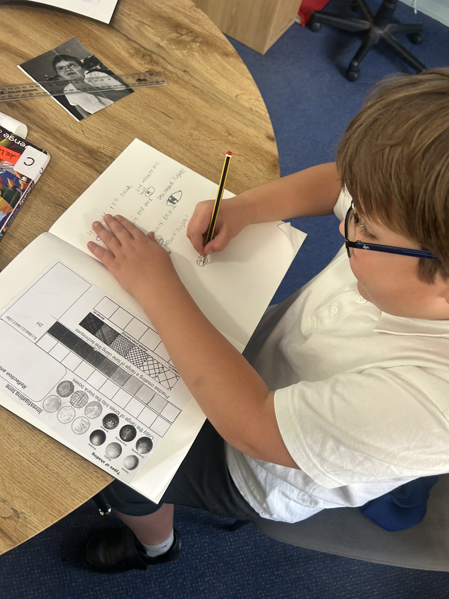 Y5Redgate's tweet image. We have been exploring shade and tone and thinking about how to improve our drawing technique to create a self-portrait. #RCPArt