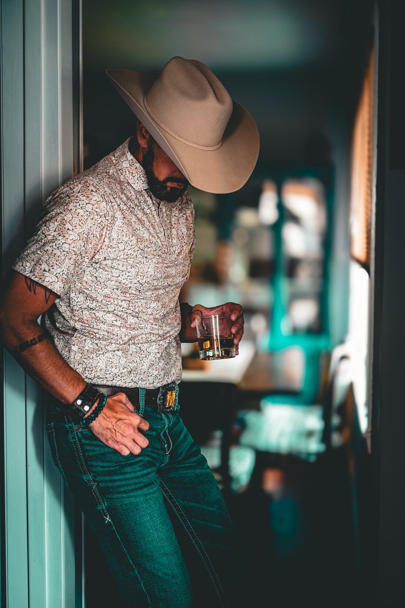 What’s your drink of choice?

#COWBOY #whiskey #Drinking #cowboysszn #cowboyhat  #photograghy  #trending #felthatseason #believer