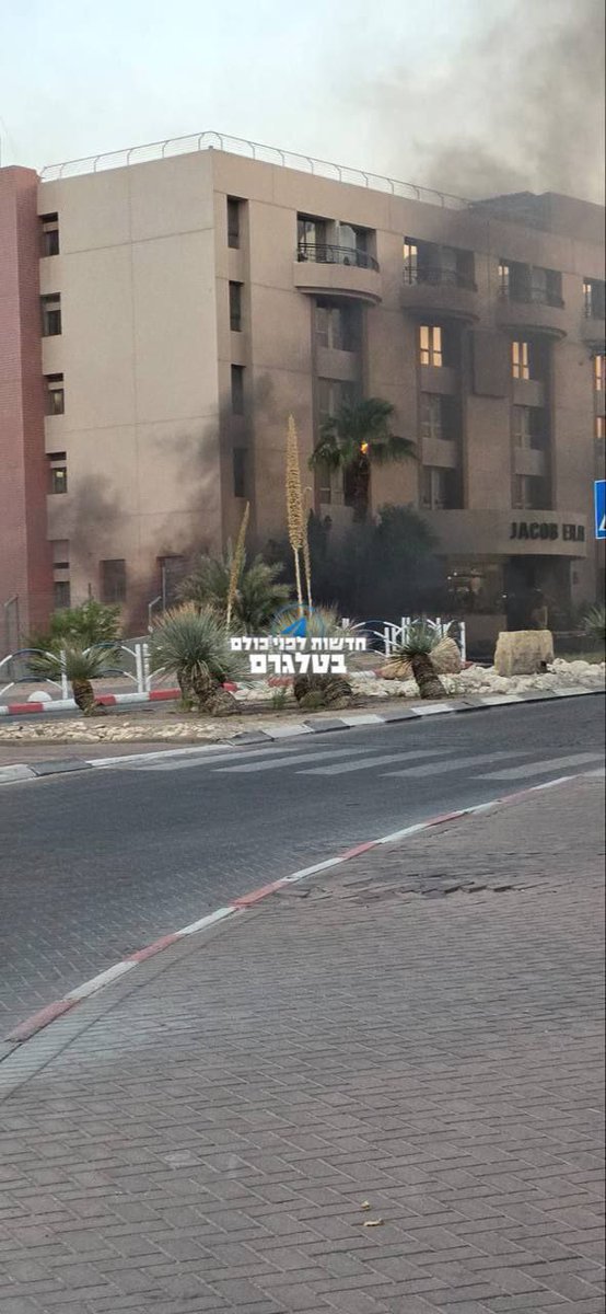 صورة من مكان انفجار المسيرة اليمنية التي ضربت مبنى في "إيلات". 
هوالله