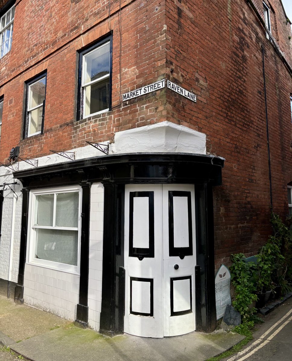 Excellent curved corner door on this building in Ludlow 🤩