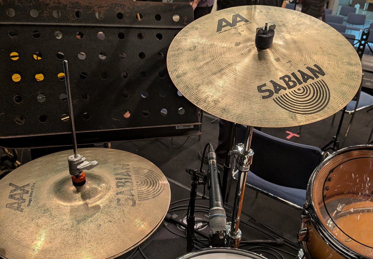 春学期アンサンブル試験終了
今年は奇跡的にアンサンブルの授業(Jazz fusionクラス)にドラムの枠が募集あったので初心者ながら参加しました
ハイハットのコントロールミスとスネアのスナッピー入れ忘れを反省し
次回の本番に向けて頑張ります！