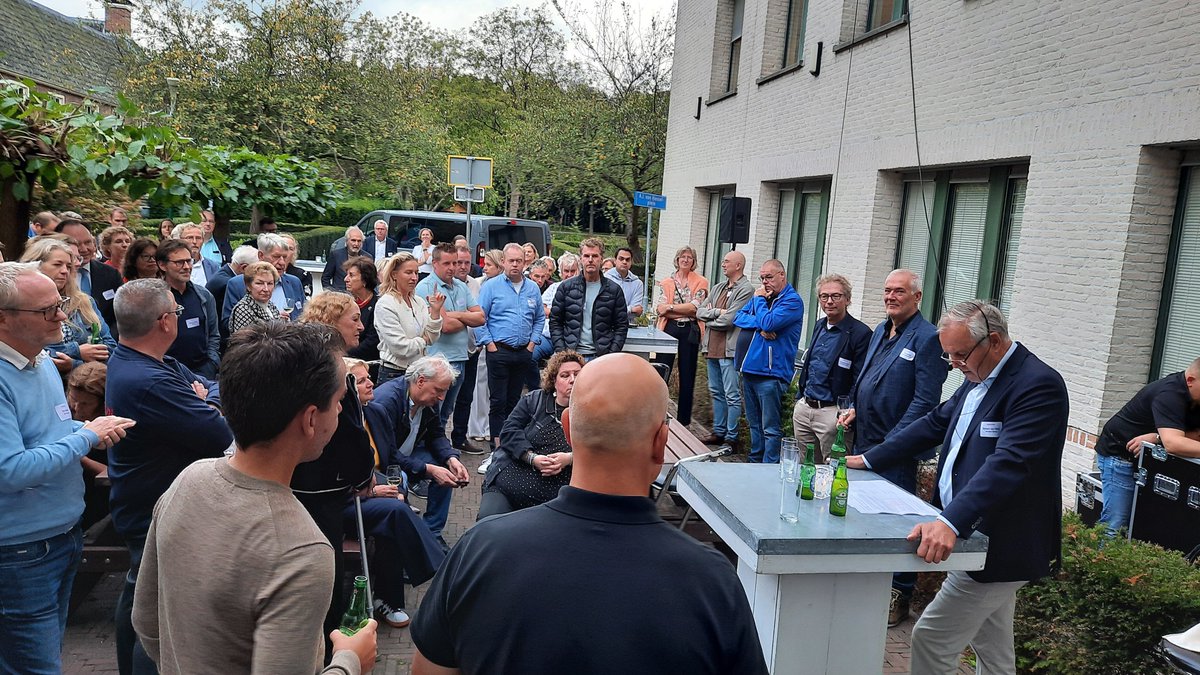 Fuut's tweet image. Heerlijke bbq van OVSV. Ondernemers politiek en ambtenaren mooie mix.